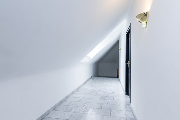 Foto - Te koop: Op een schitterende en rustige locatie in de geliefde villawijk "Moltbos" staat deze stijlvolle, vrijstaande villa met een uitzonderlijk royaal woonoppervlak.